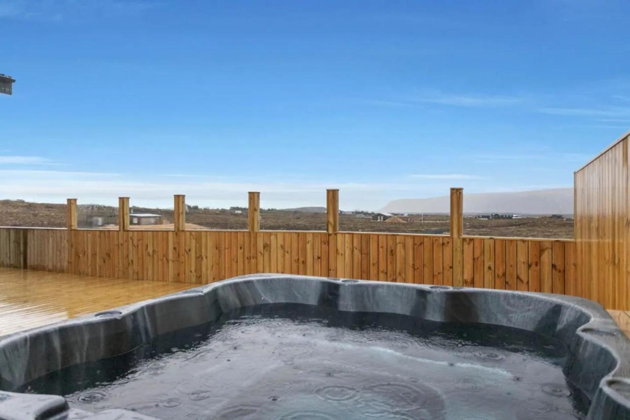 Luxury Log Home With A Hot Tub Selfoss Exterior foto